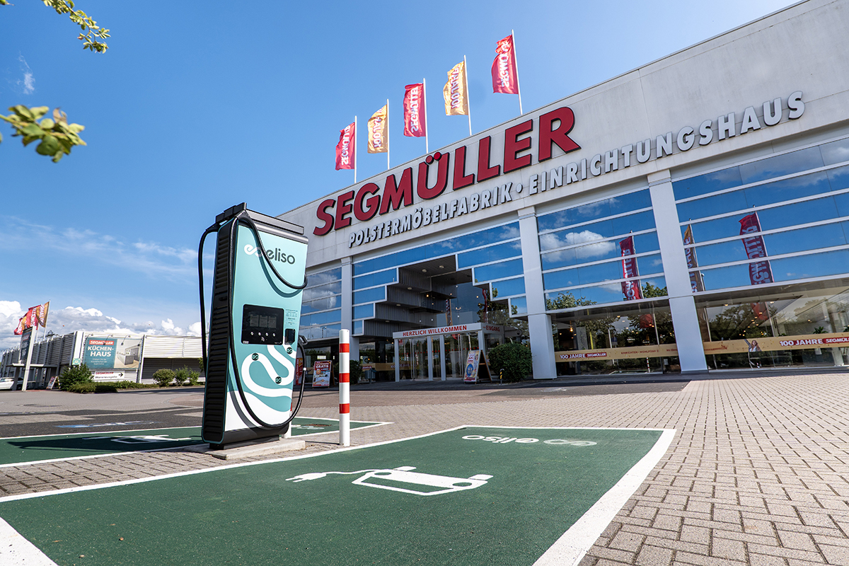 Schnelllader am Eingang von Segmüller Mannheim